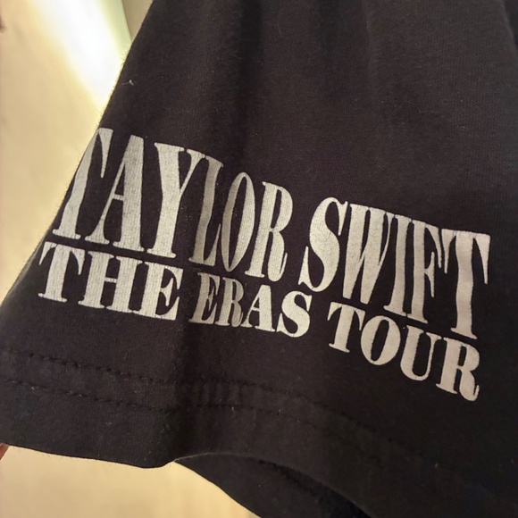 Taylor Swift The Eras T-Shirt 2023 Black Tour Cities On Back Size Medium VGUC - Picture 3 of 6